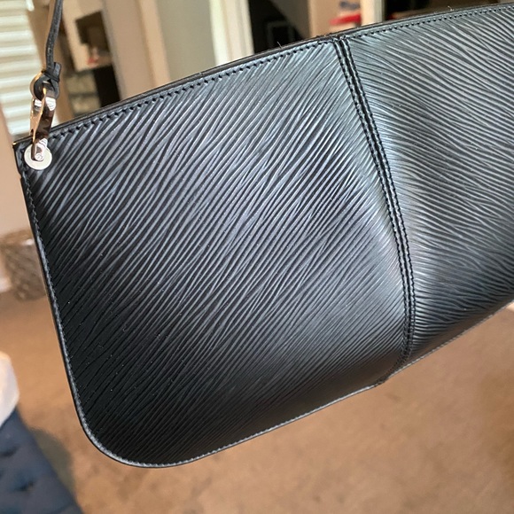 Authentic Louis Vuitton Epi Pochette with shoulder strap - Picture 2 of 13